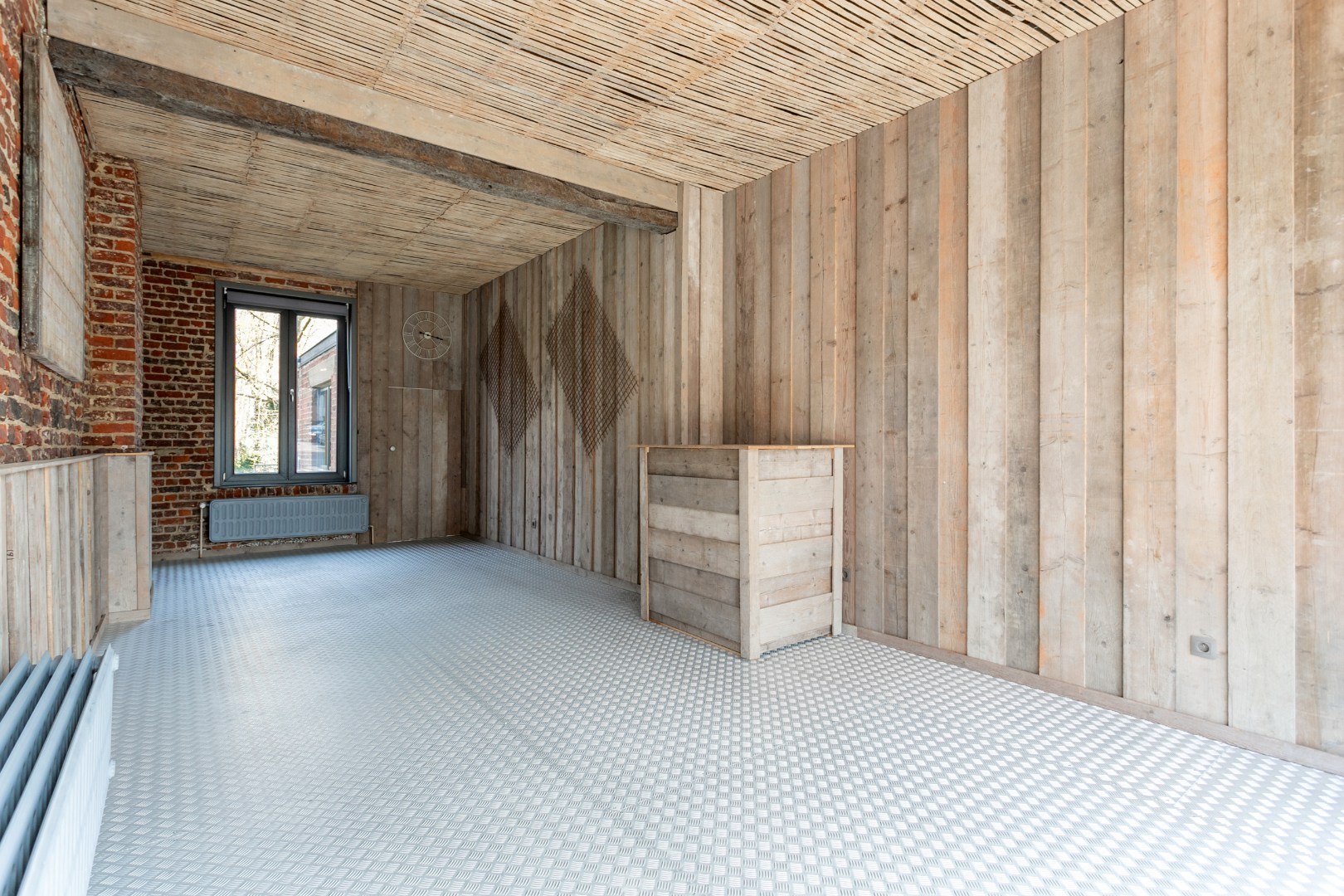 Handelshuis met woongedeelte, garage en tuin 