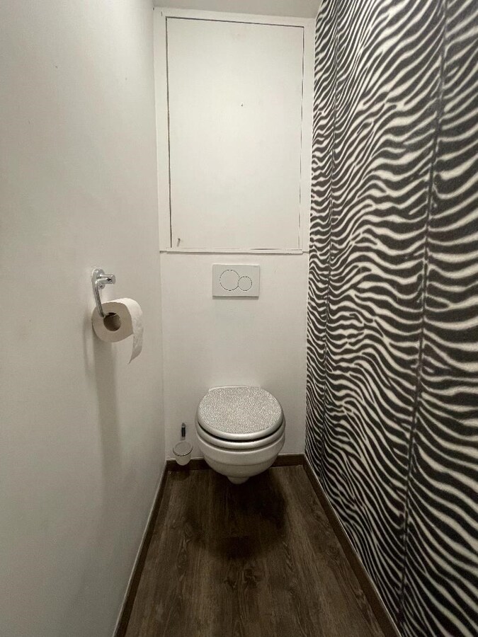 Gerenoveerde rijwoning met 2 ruime slaapkamers en koer te centrum Roeselare (vrij 1/10/2024) 