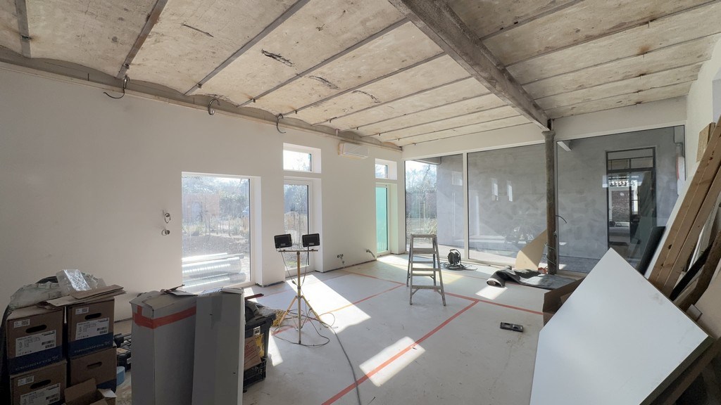 Kantoor te huur in prachtig gerenoveerde vierkantshoeve te Zwijnaarde