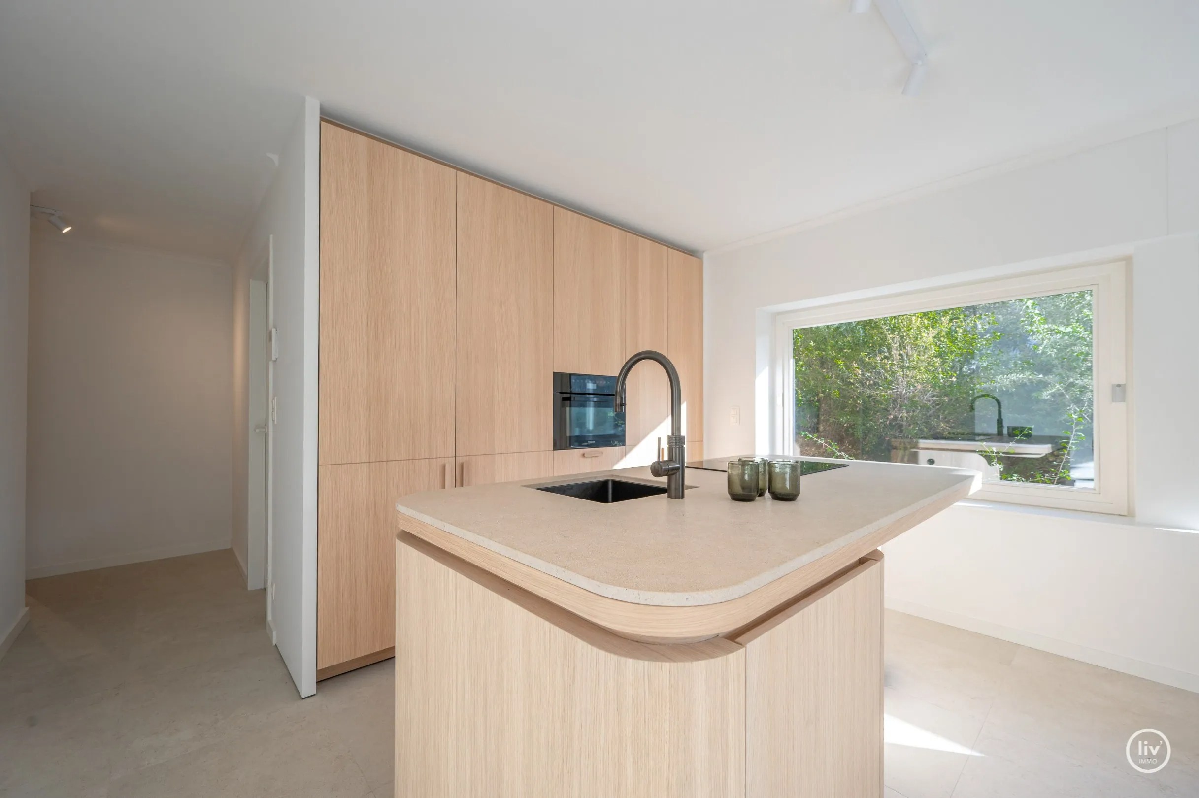 Dit prachtig gelegen appartement geniet van een zuidelijke oriëntatie en bevindt zich in een groene en rustige omgeving, rechtstreeks grenzend aan het Yzerpark. 