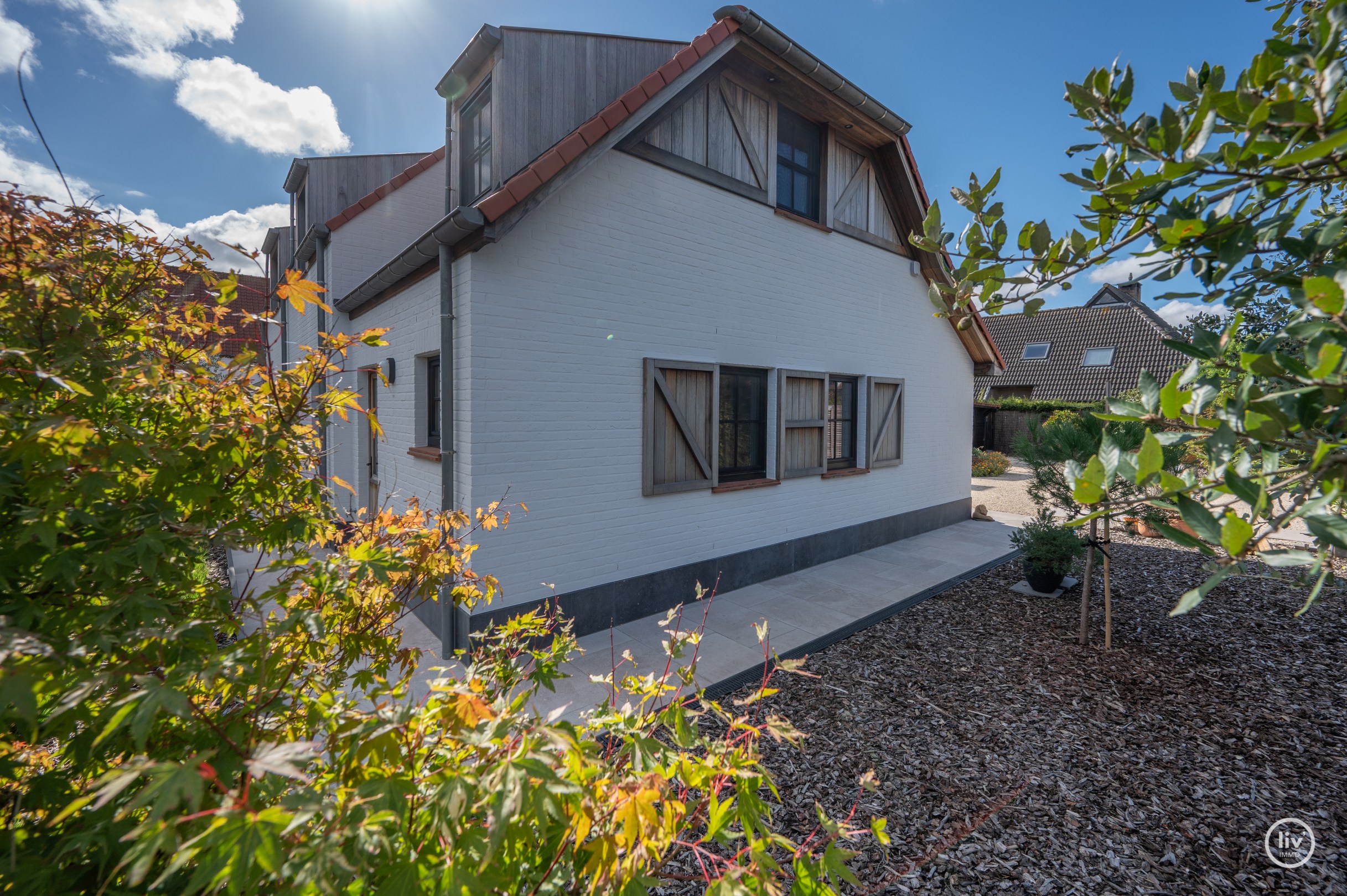 La villa récente de 2023 est située sur un terrain de 900 m², dans un havre de paix et de tranquillité. 