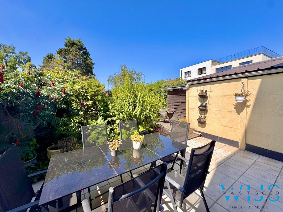 Praktisch en rustig gelegen woning met garage &amp; toffe tuin te Zelzate! 