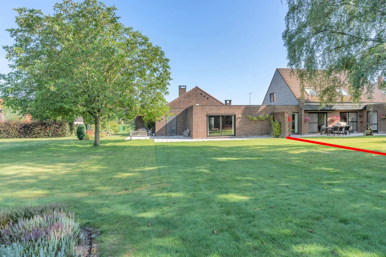 Ruime woning met 4 slaapkamers, tuin en garage in Opglabbeek. 