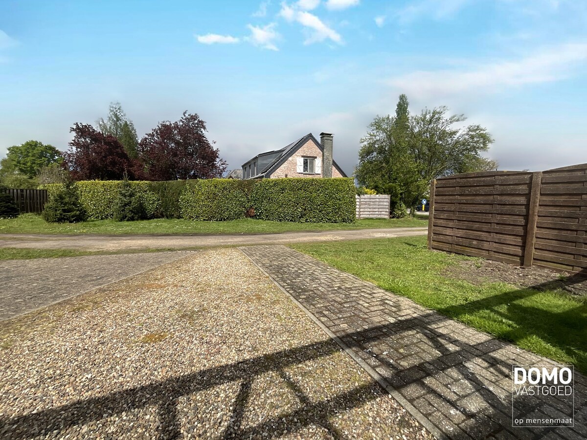 WONING MET GARAGE EN 1 SLAAPKAMER TE KERMT 