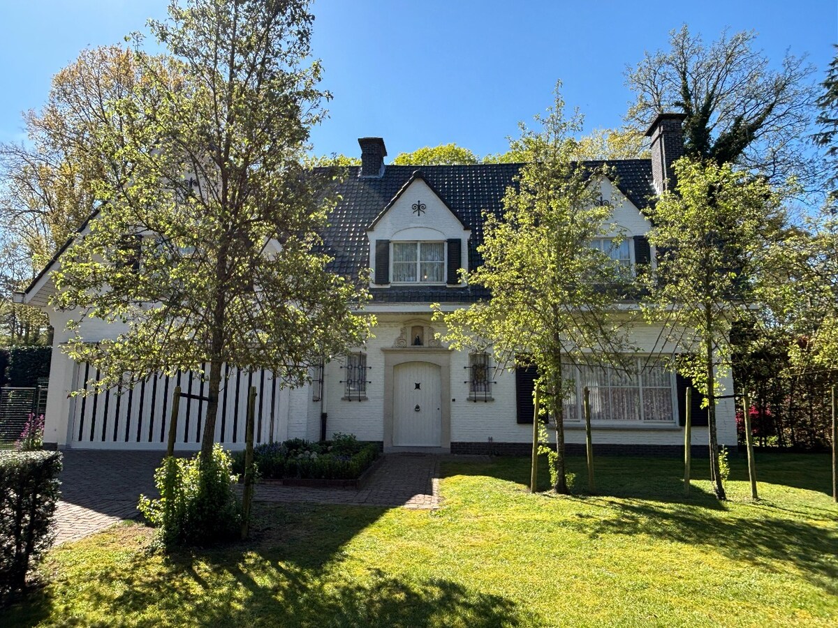 Klassieke villa op een perceel van 3.890 m² met een straatbreedte van 40 meter en Zuid-Oriëntatie te Schilde 