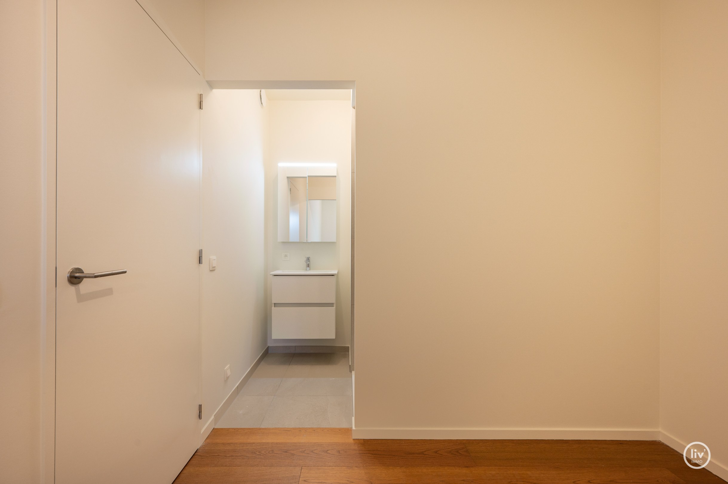 Centraal gelegen 3-kamer appartement te Res. Hoost met ruim terras genietend van zijdelings zeezicht! 