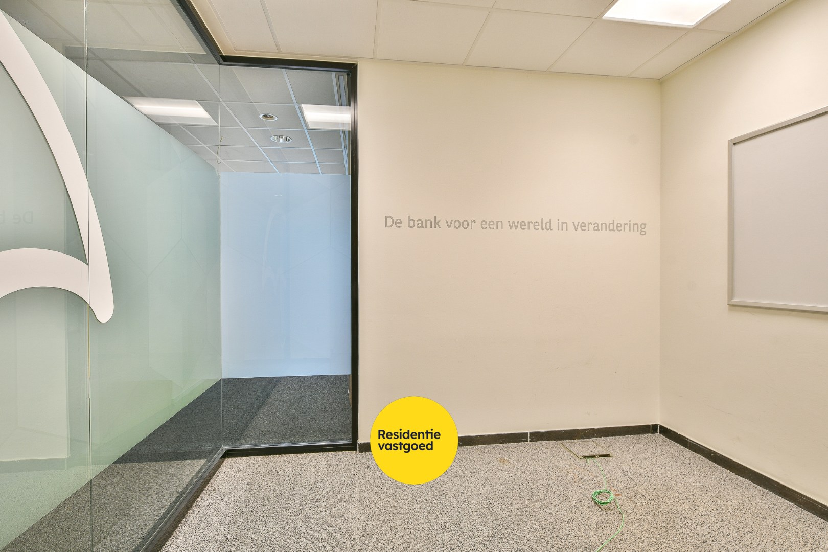 Uniek handelspand (voormalig bankkantoor) met veel mogelijkheden in centrum De Haan 