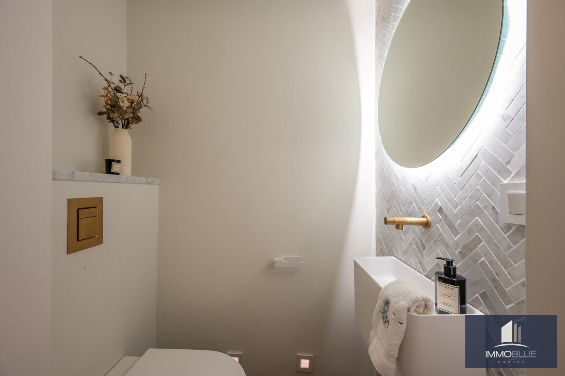 Stijlvol en volledig gerenoveerd appartement op wandelafstand van zee en het commerciële centrum. 