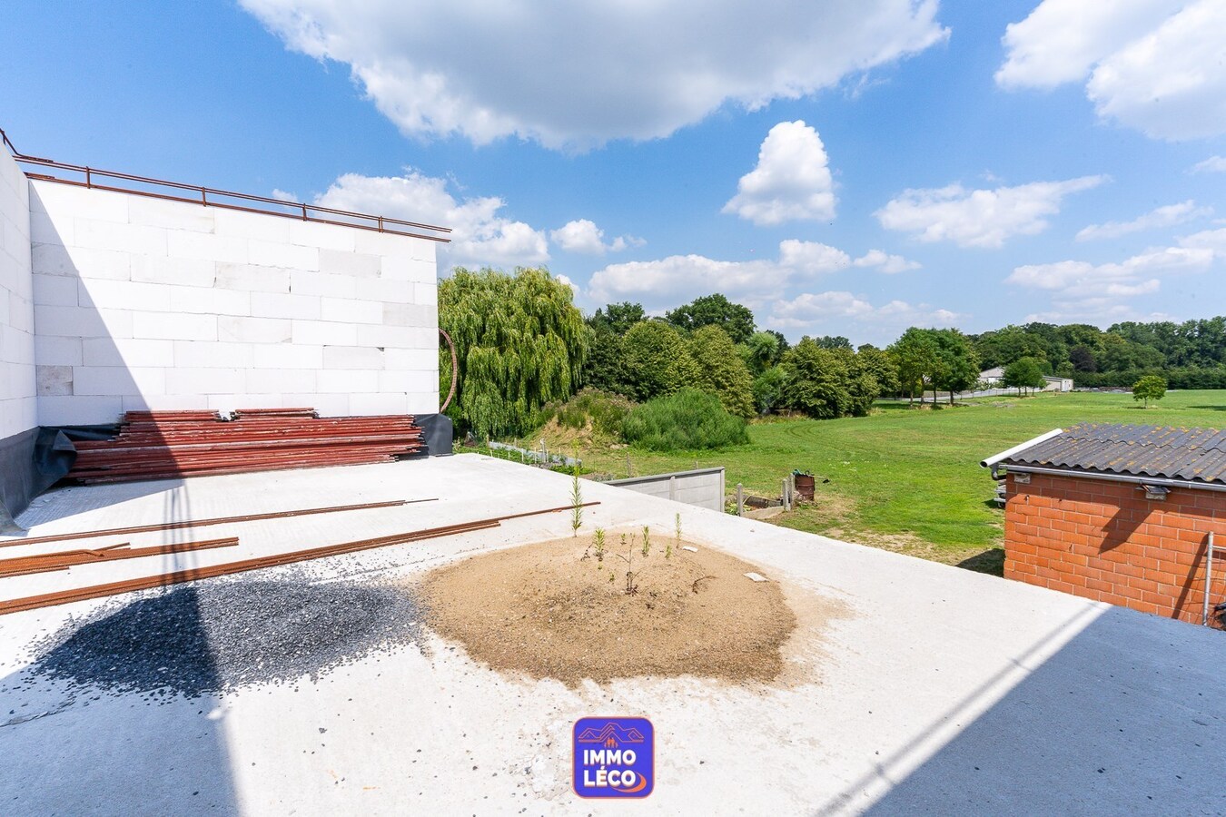 Nouvelle construction à parachever avec atelier, érigée sur 838m² ! SUPER POTENTIEL ! 