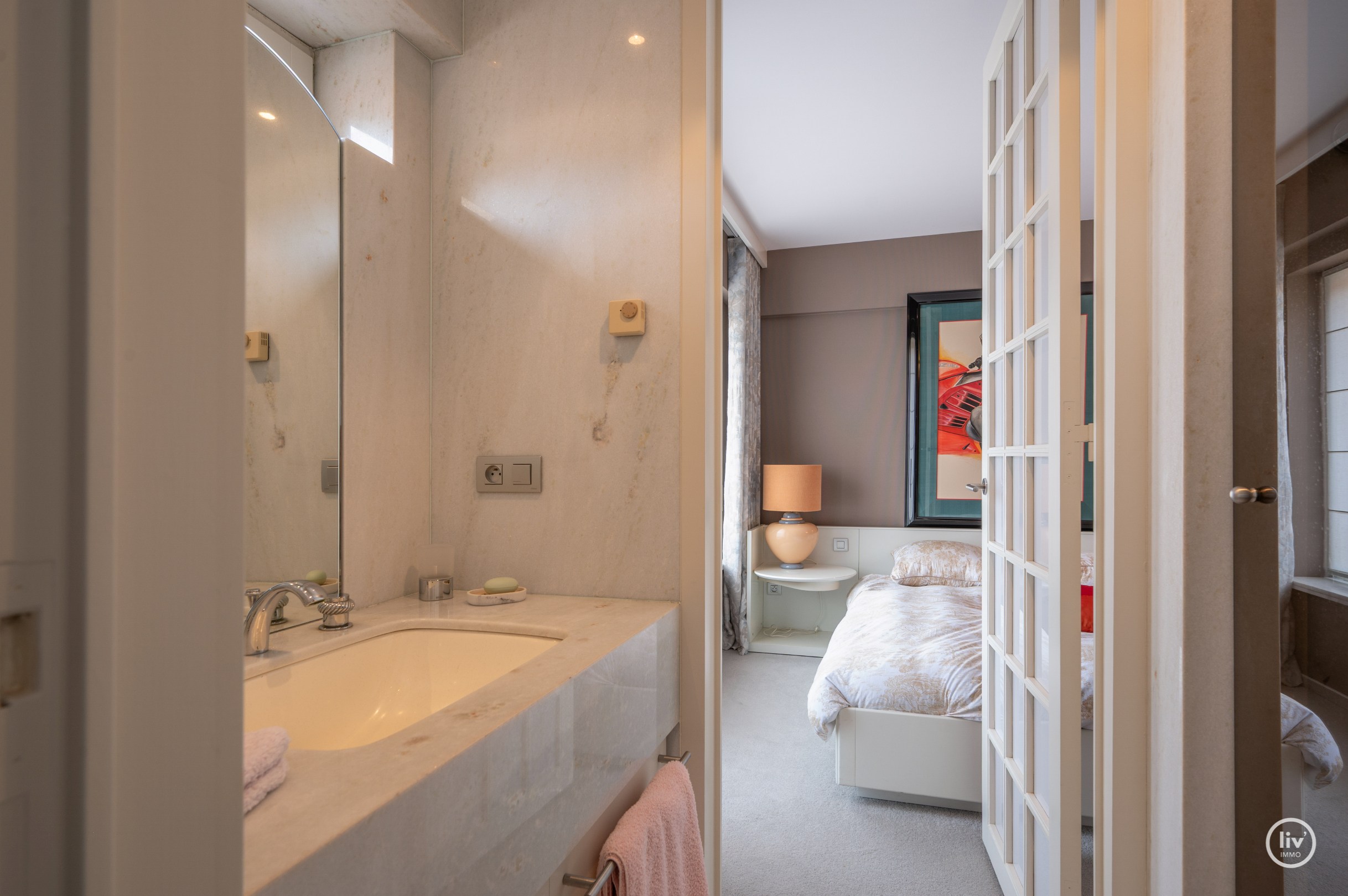 Dit magnifieke duplexappartement combineert uitzonderlijke volumes met adembenemende zichten over zowel de omliggende bossen als de zee. 