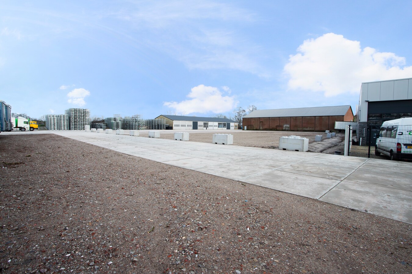 Te huur: “Opslag/overslaghal met buiten terrein”  aan de Rijt 31 te Luyksgestel, voorheen van KLG met buitenterrein. 