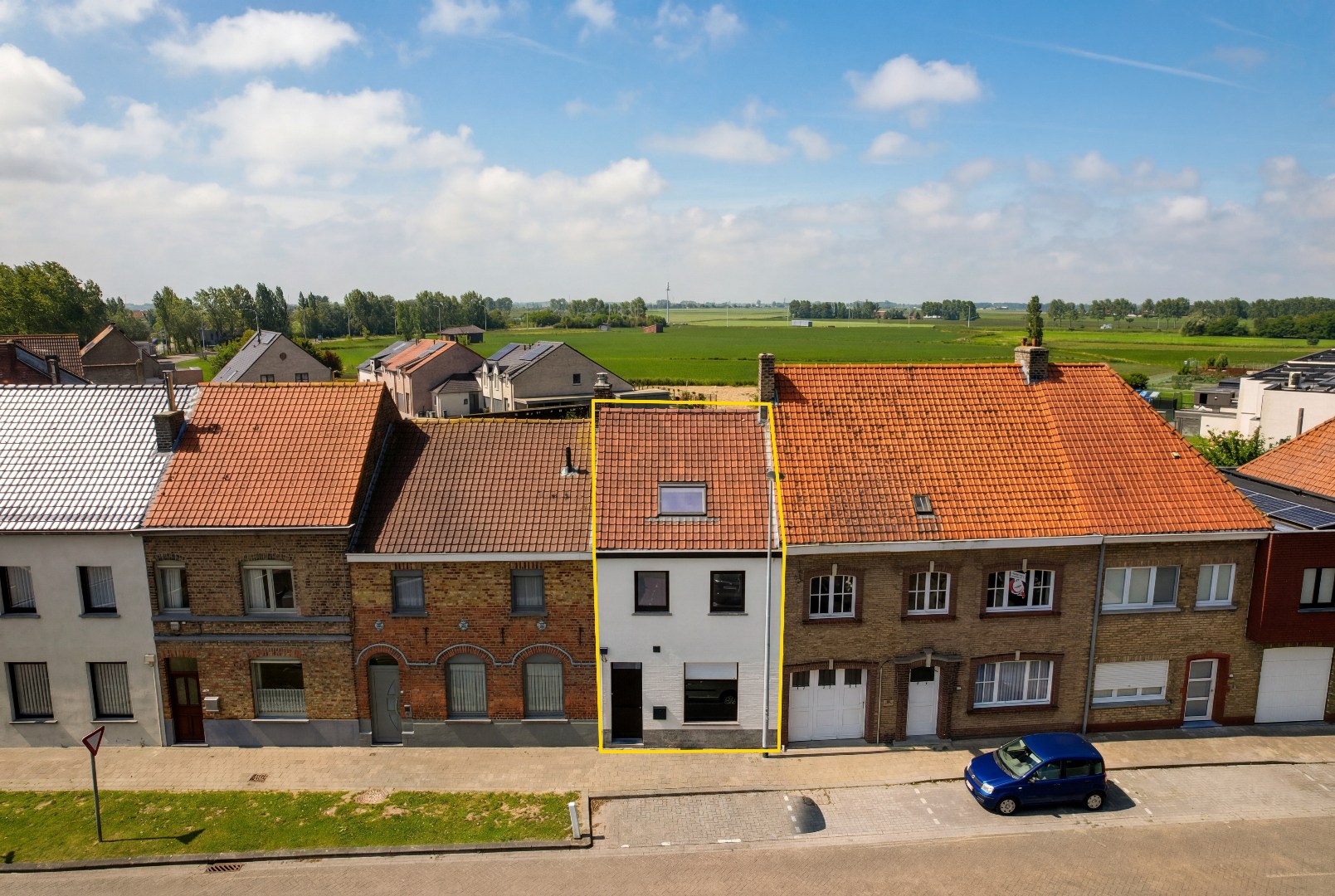 IN OPTIE- Volledig gerenoveerde rijwoning met zonnige tuin in Nieuwpoort-Stad op 180m². 