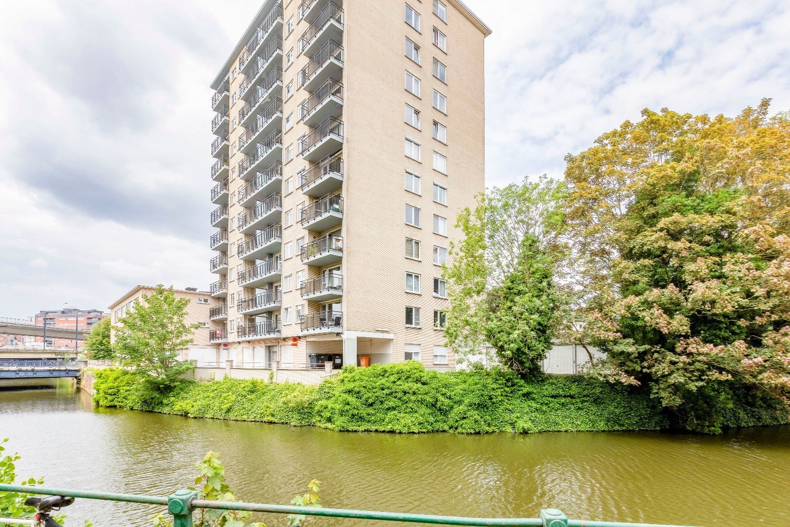 Ruim en lichtrijk drieslaapkamerappartement met prachtig zicht op het water en het groen! 