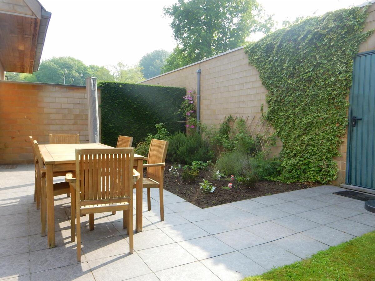 Gezellig gelijkvloersappartement met zonnige tuin en garage 