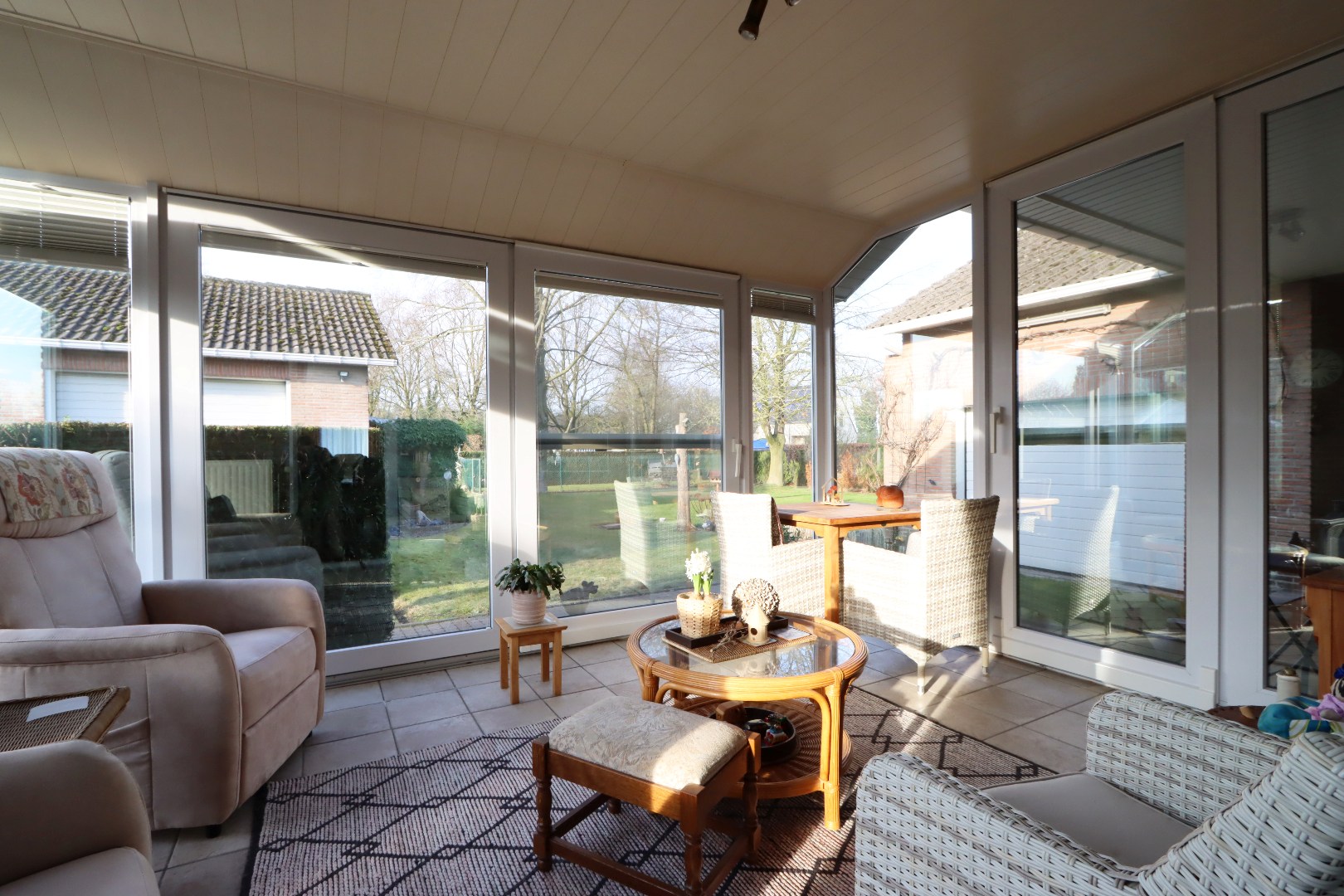 Zonnige veranda met zonnewering