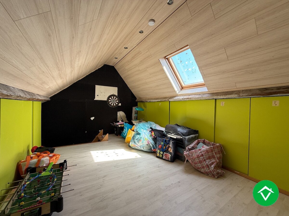 Instapklare woning met drie slaapkamers, tuin met uitweg, zolderkamer te Roeselare 