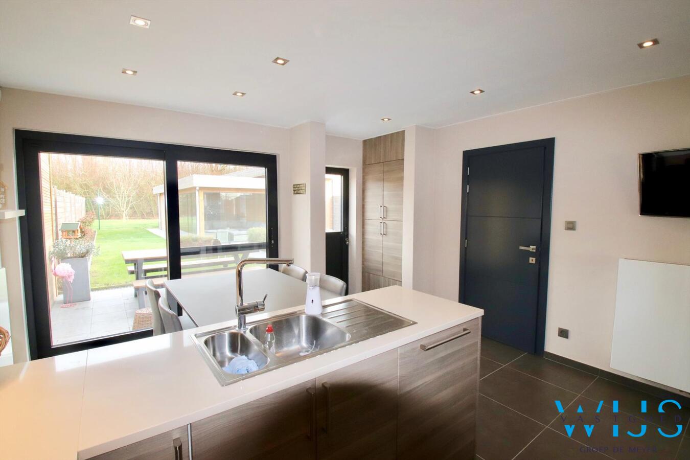 Tot in de puntjes gerenoveerde halfopen bebouwing met lounge gedeelte! 