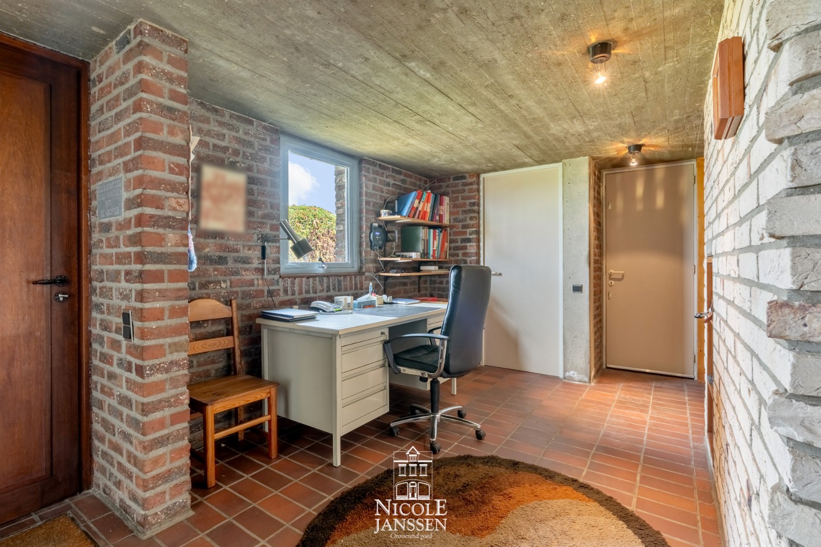 Ruime inkomhal met gastentoilet en lavabo met bureelruimte 