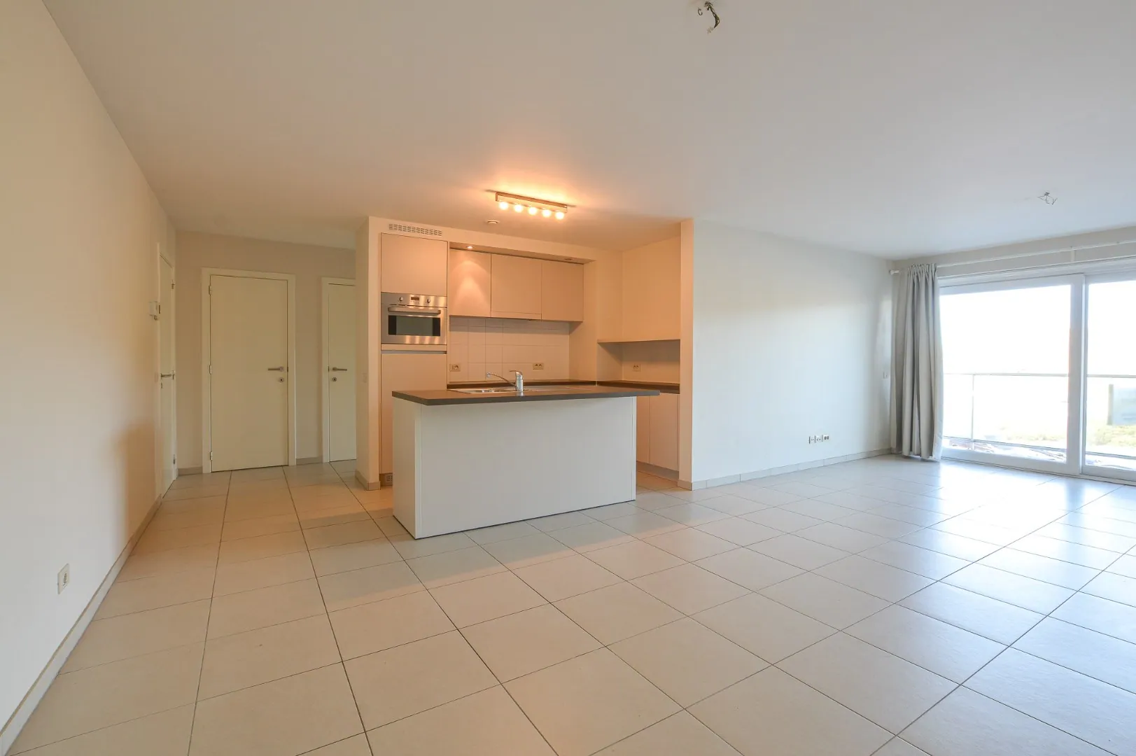 Modern appartement met garage en zicht op de duinen.