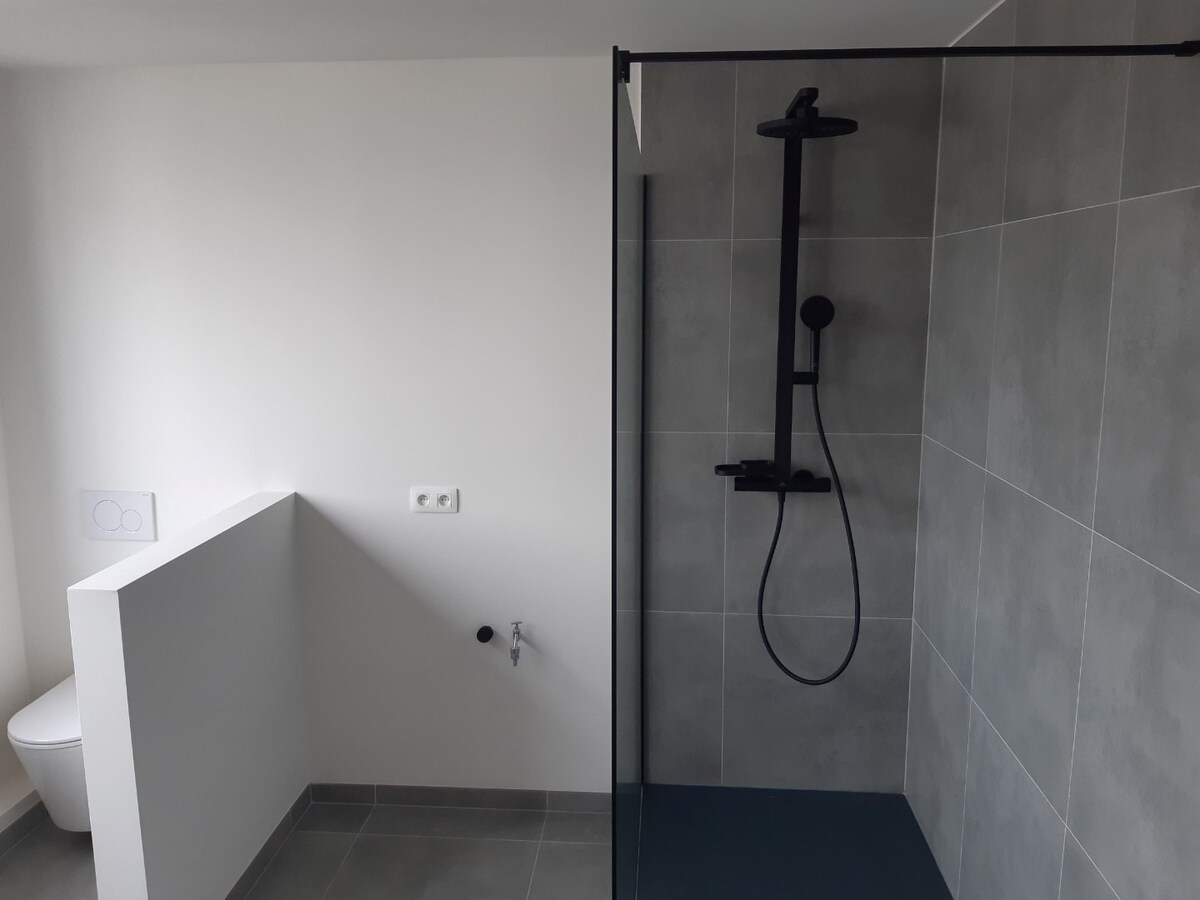 Exceptioneel wonen met zicht op de Gaverse Markt. 