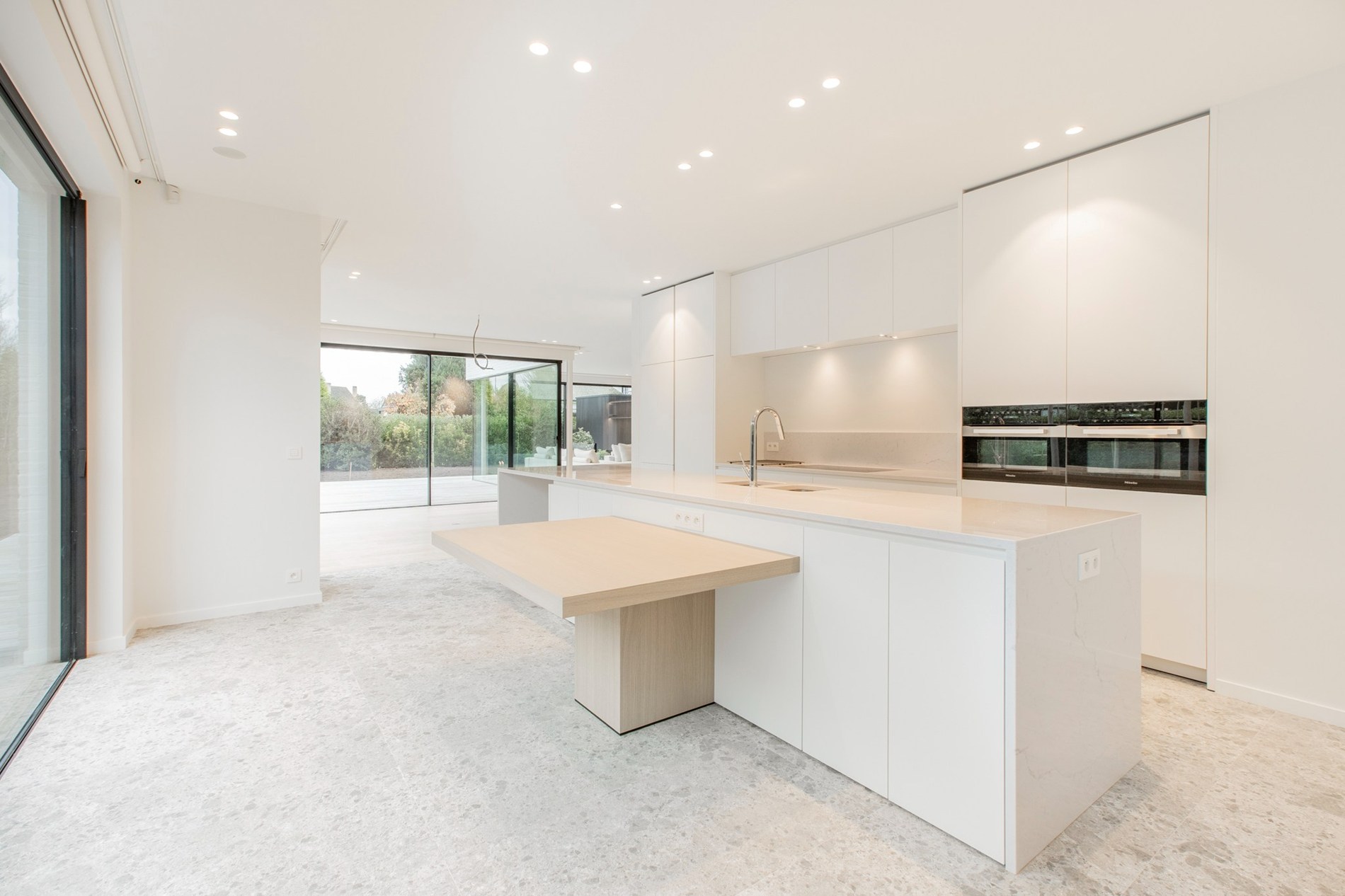 À LOUER : Villa de construction récente et élégante de 2021 alliant confort contemporain et grands volumes de vie, située dans un emplacement exceptionnel à proximité du centre de Knokke-Heist. 