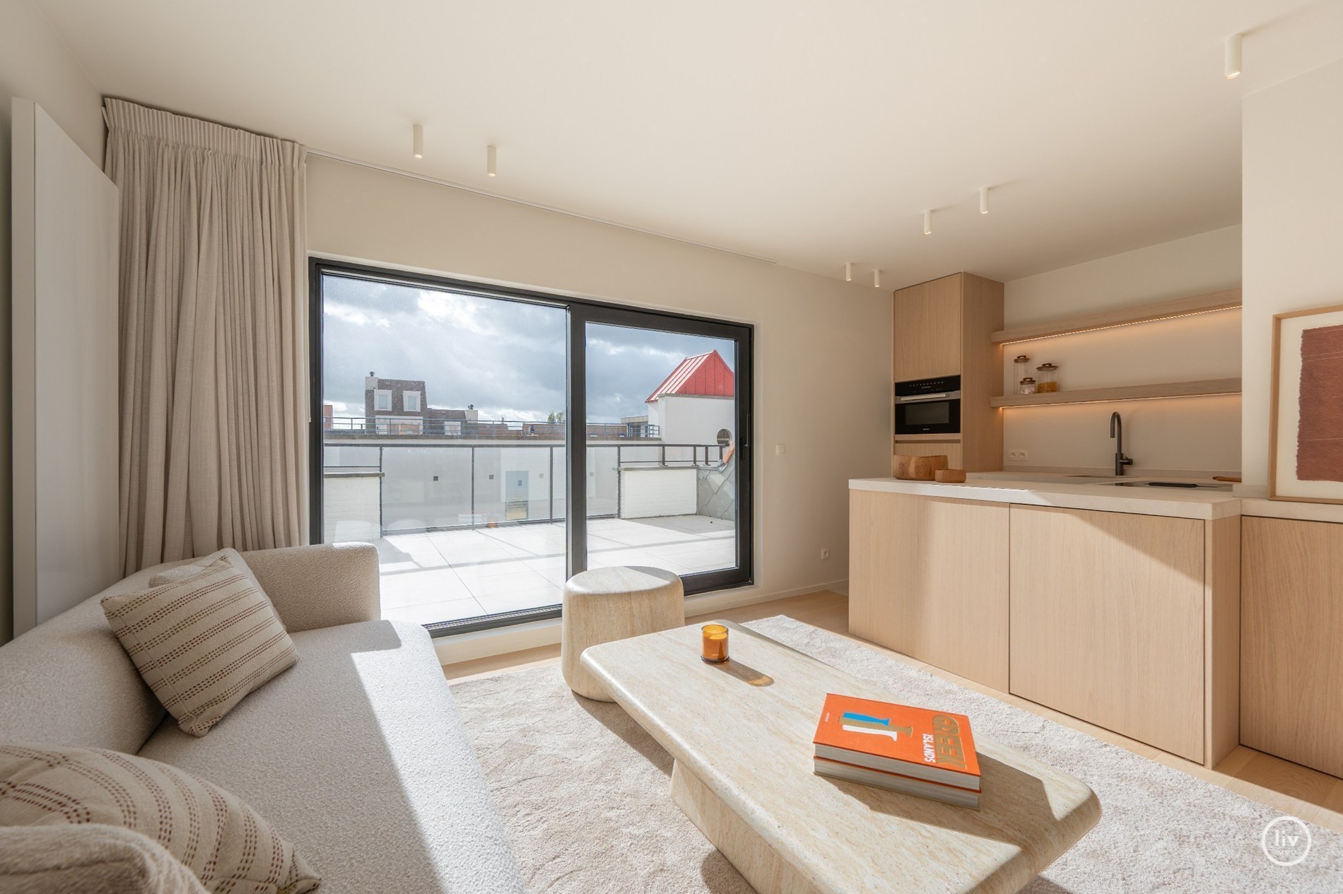 Gerenoveerd penthouse met 2 slaapkamers centraal gelegen op de August Dansestraat te Knokke. 