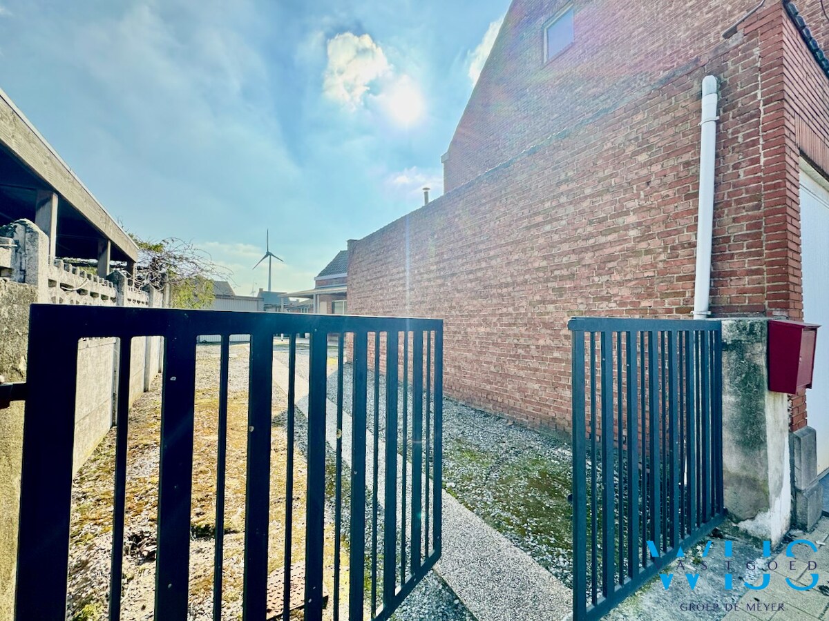 Op te frissen woning met tuin &amp; 2 garages te Rieme ! 