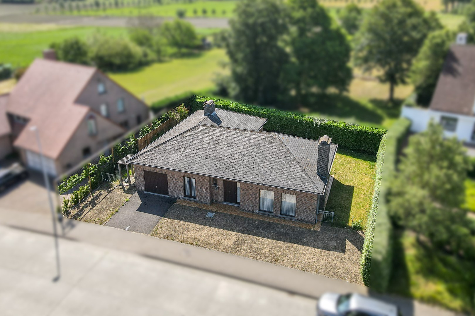 Vrijstaande bungalow met 3 slaapkamers, ruime garage en zonnige tuin 