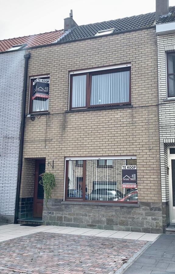 KNAP GERENOVEERDE STADSWONING MET TUIN TE BREDENE 