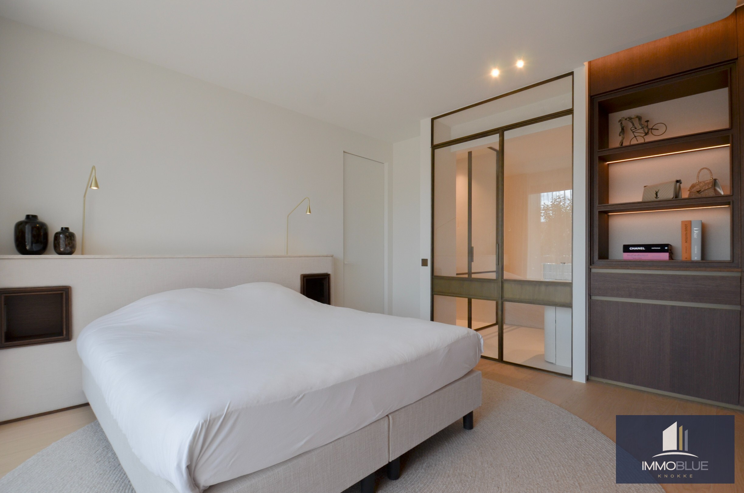 Uitzonderlijk gerenoveerd appartement met frontaal zeezicht in het Zoute. 