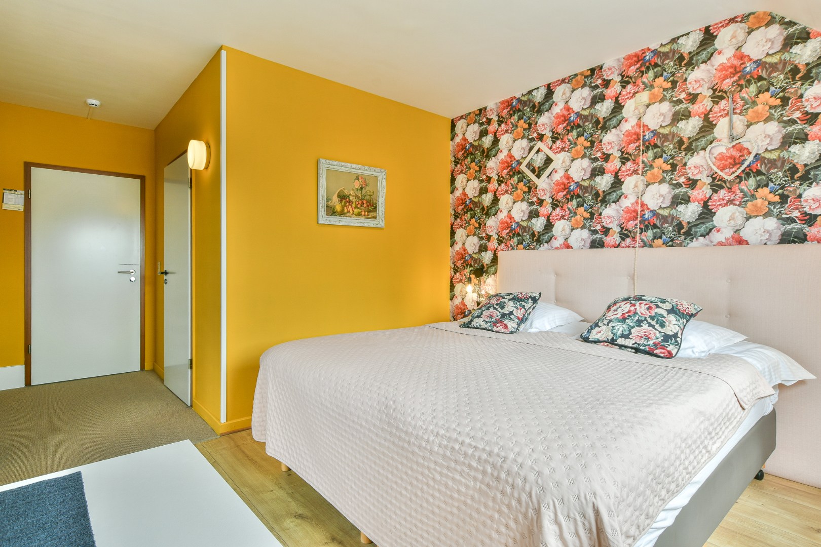 Unieke investeringskans: karaktervol hotel met 18 kamers &amp; woonmogelijkheden te koop! 