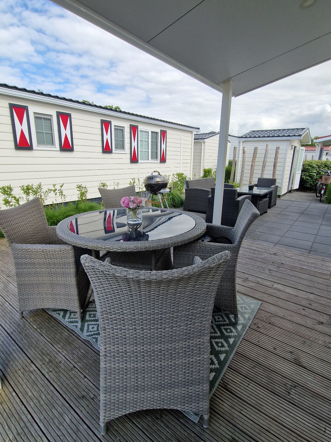 Ontsnap aan de dagelijkse drukte en geniet van een heerlijke vakantie in de te koop aangeboden sfeervolle chalet (nr. 244) op park Duinzicht te Koudekerke! 