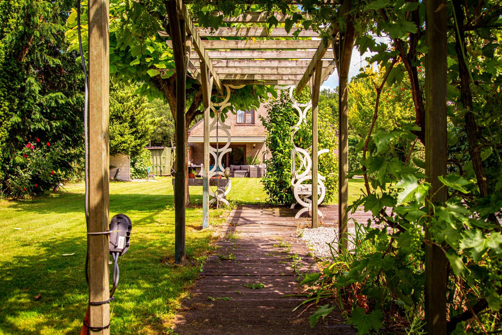 Open bebouwing met  4 (mogelijk 6) slpks  op 1.195 m²  rustig gelegen te Adegem 