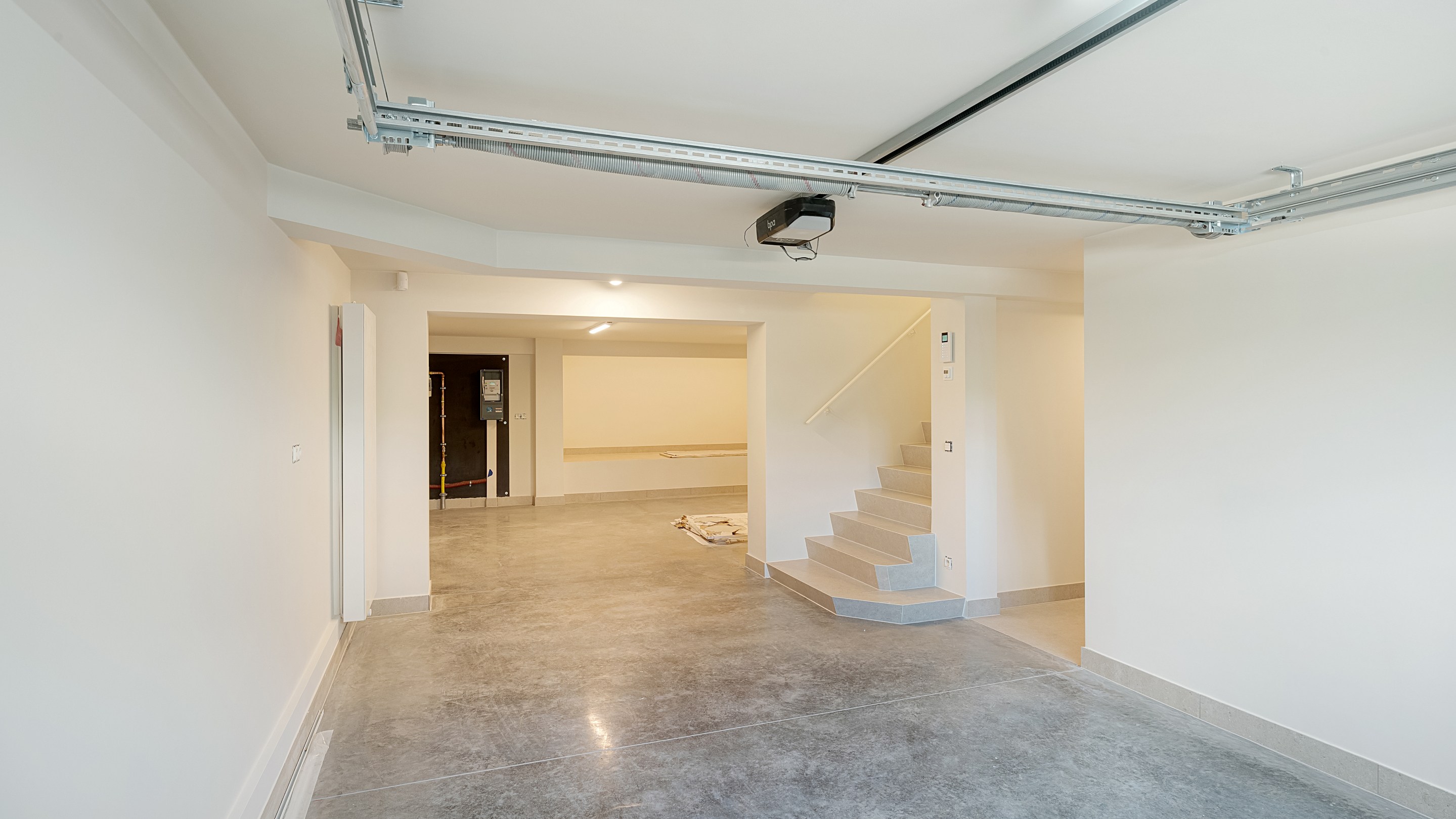 Op een uitmuntende locatie in Duinbergen, op wandelafstand van het strand en de duinen, bevindt zich deze prachtig en hoogwaardig gerenoveerde koppelvilla. 