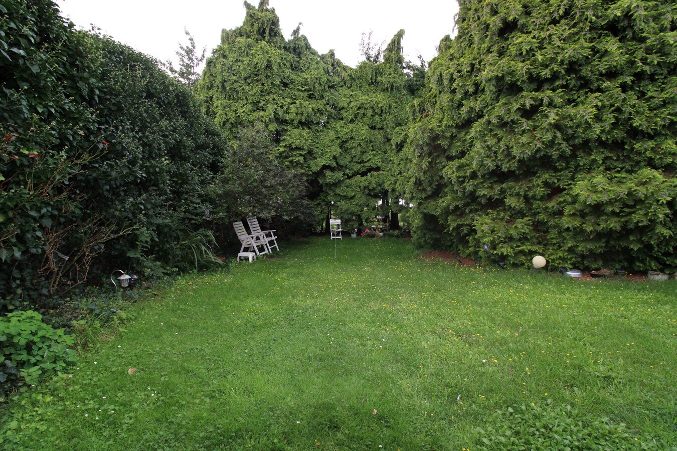 Charmante, te renoveren woning met hangar 