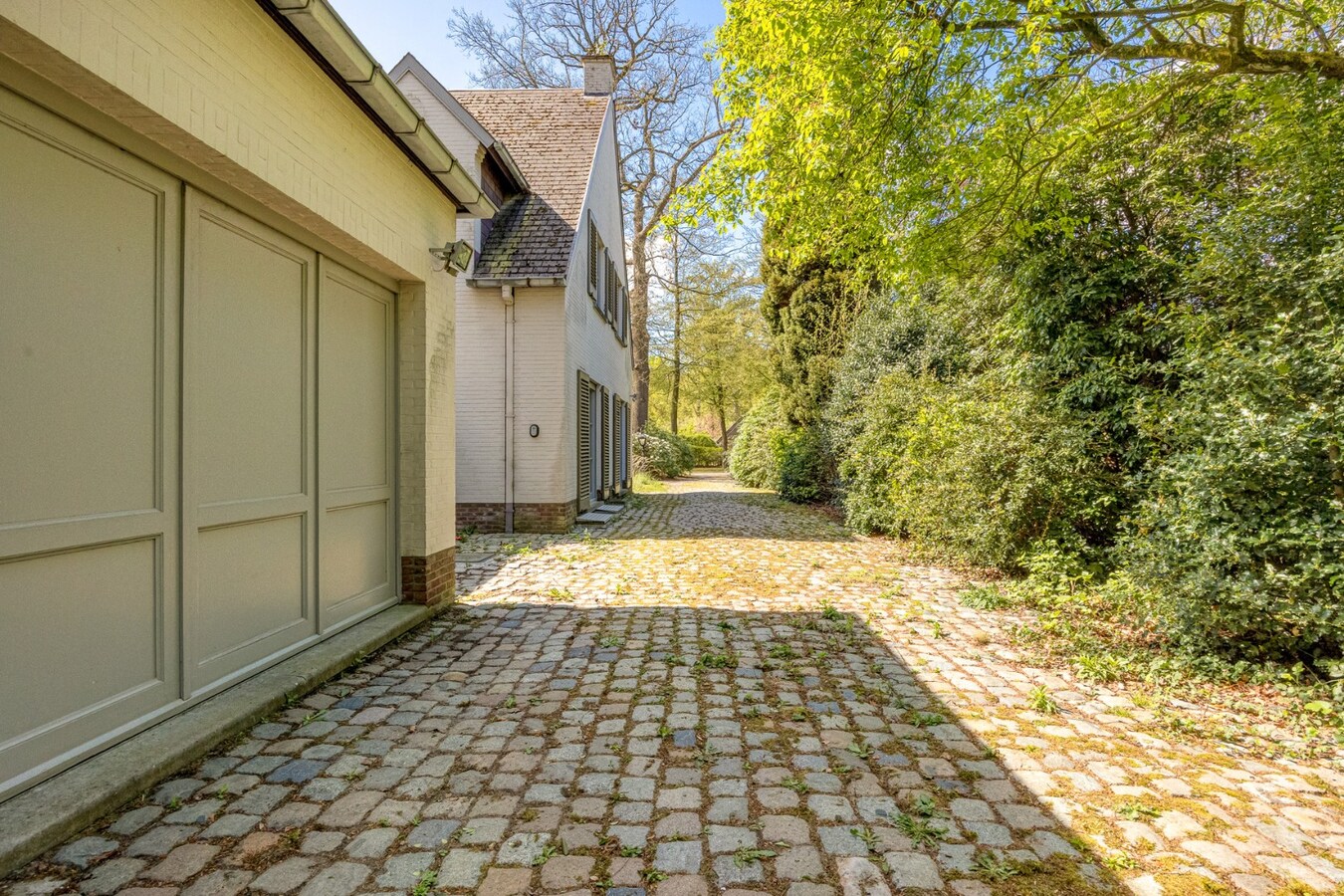 Villa met praktijkruimte en dubbele garage op riant perceel van 2.010 m² te Schoten 