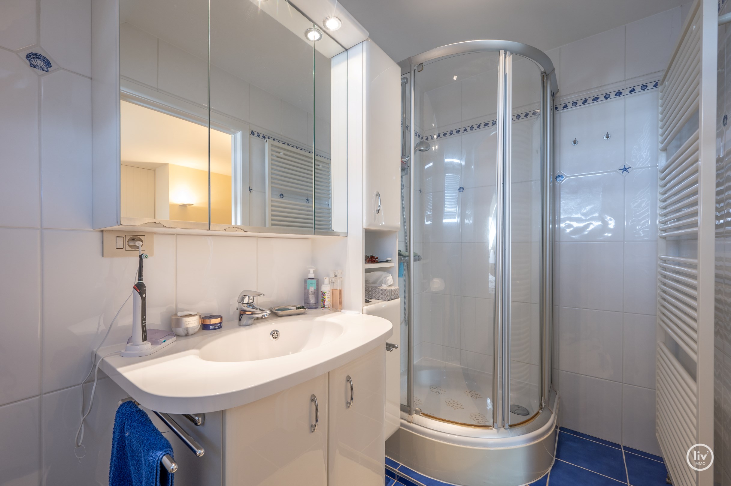 Uitzonderlijk dakappartement met een schitterend zonneterras en een prachtig open zicht over de villa's van het Zoute, gelegen tussen het centrum van Knokke. 