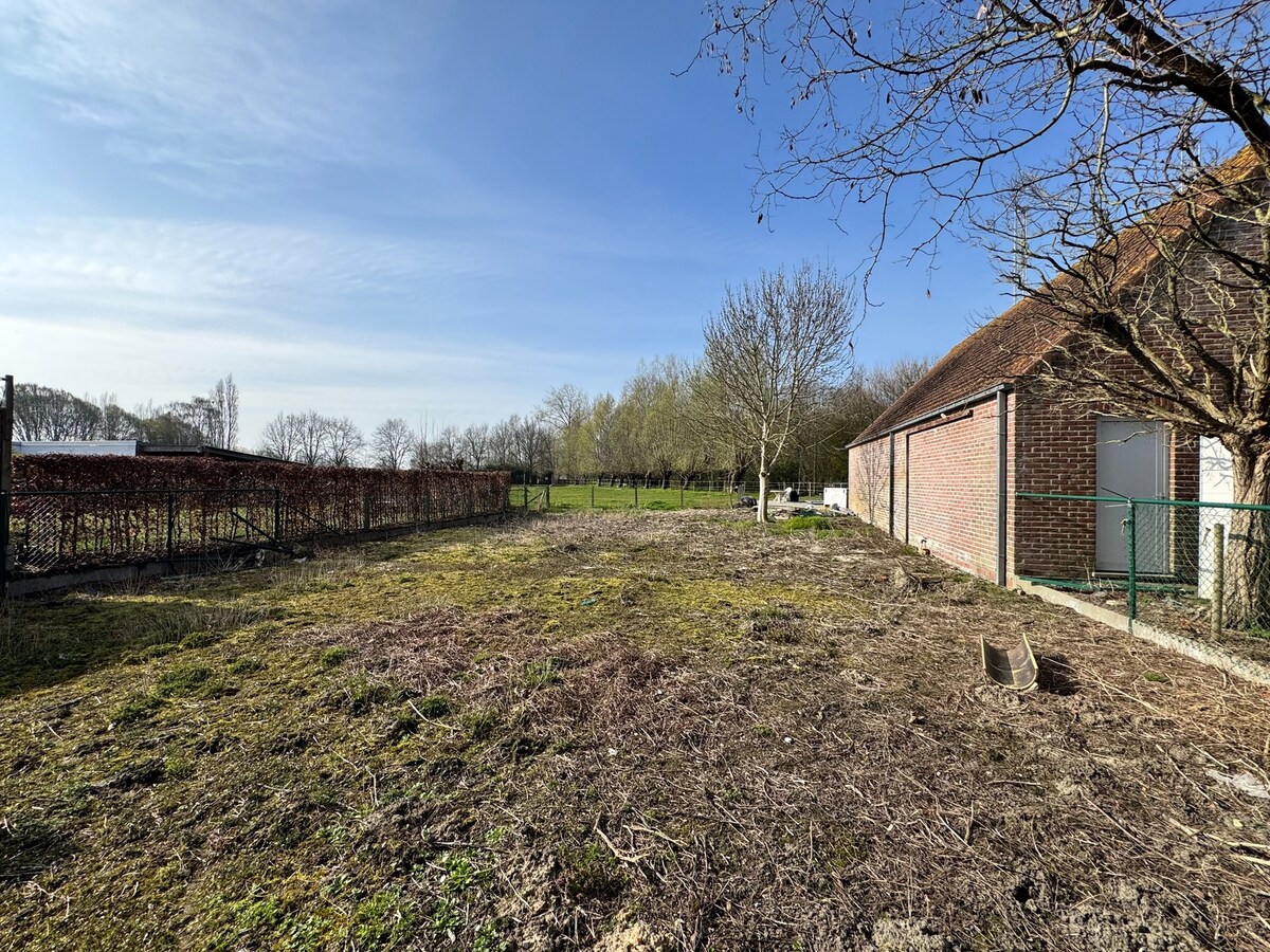 Alleenstaande woning met naastliggend stuk bouwgrond en weide te Eernegem 