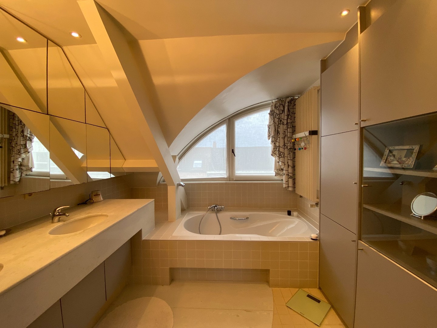 Multifunctioneel handelspand met luxueuze woonst op centrumligging in Sint-Eloois-Vijve! 