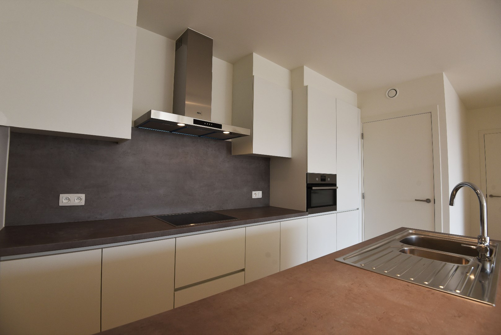 Nieuwbouwappartement met 2 slpks, autostaanplaats en terras te Maldegem centrum 