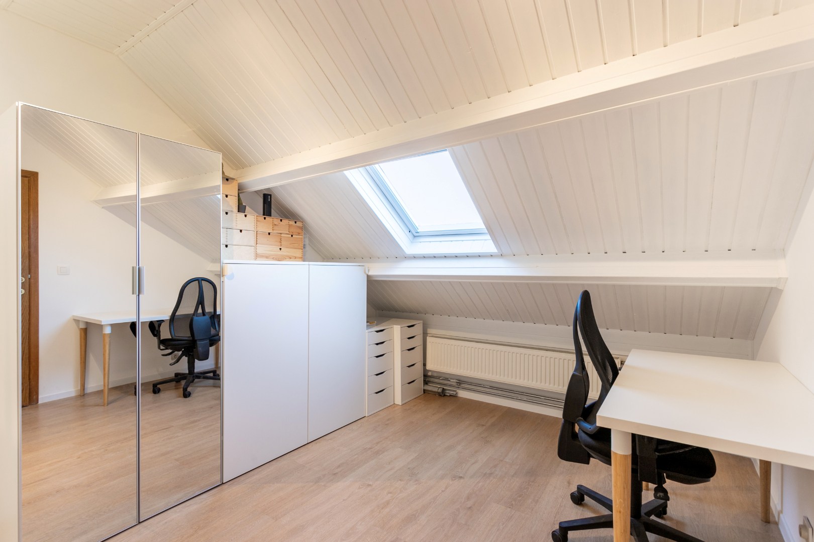 Instapklare woning met 3 slaapkamers, tuin en 2 garages. 