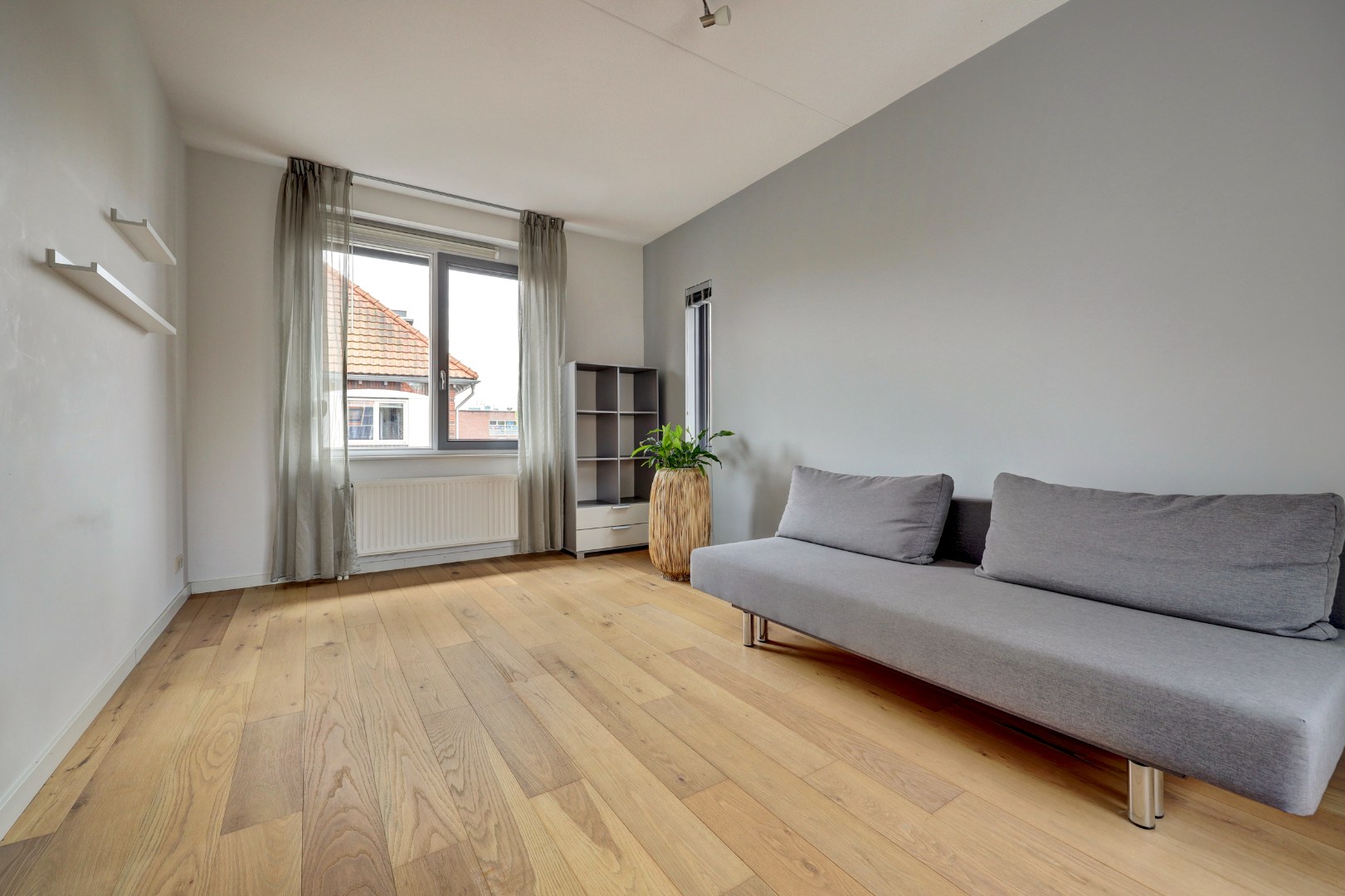 Luxe en royale 5-kamer 2-onder-1-kap woning met garage, eigen parkeerplaats, sauna én zonnige tuin op het zuiden en gelegen in een rustige straat! 