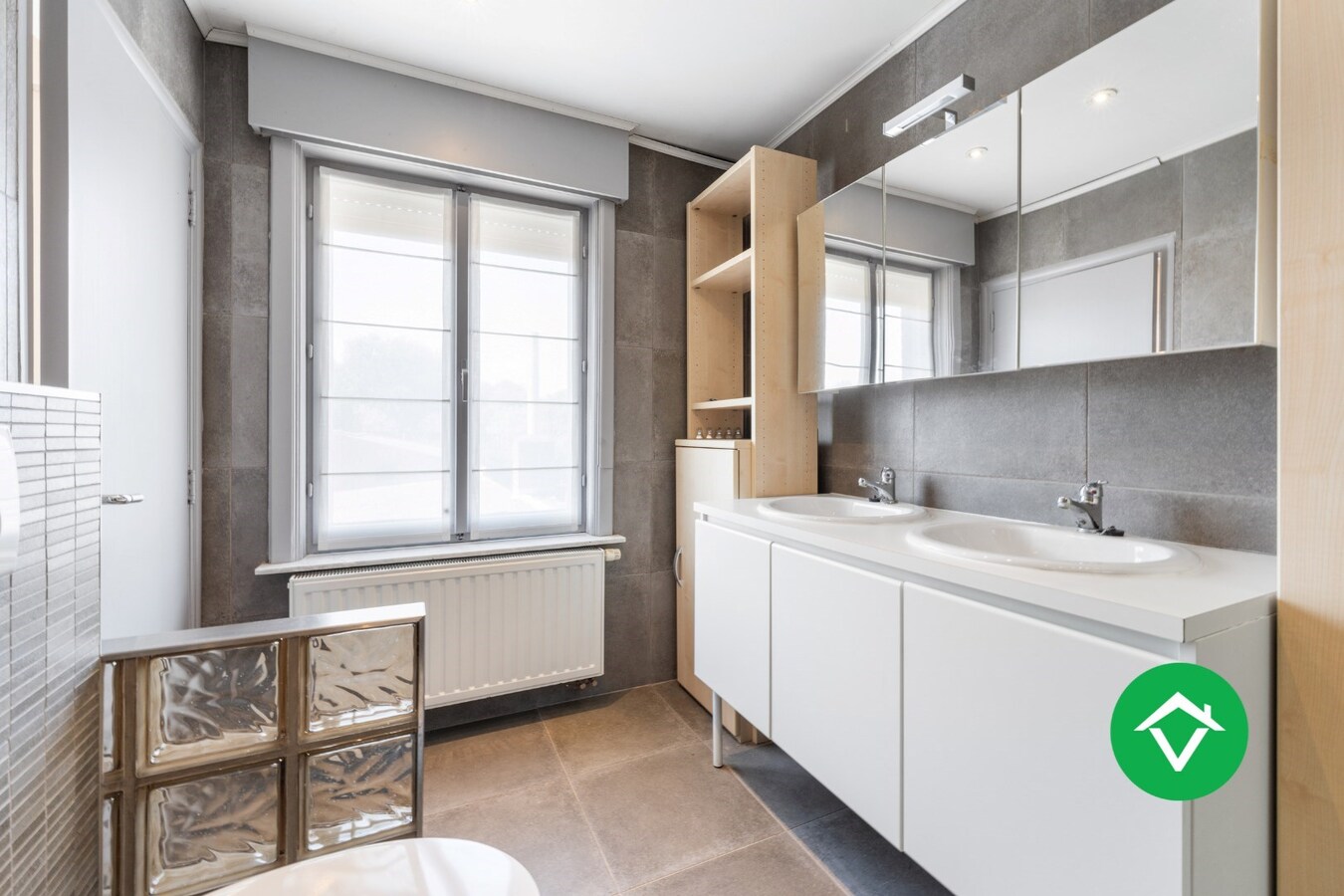 Instapklare woning met 4 slaapkamers en loods te Koekelare 