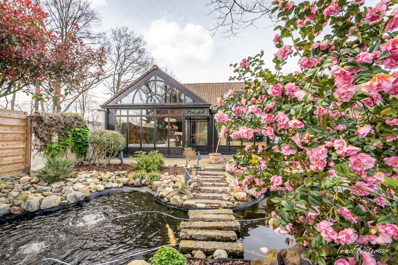 Prachtige villa met hippische accommodatie en binnenpiste op ca. 2ha te Paal 