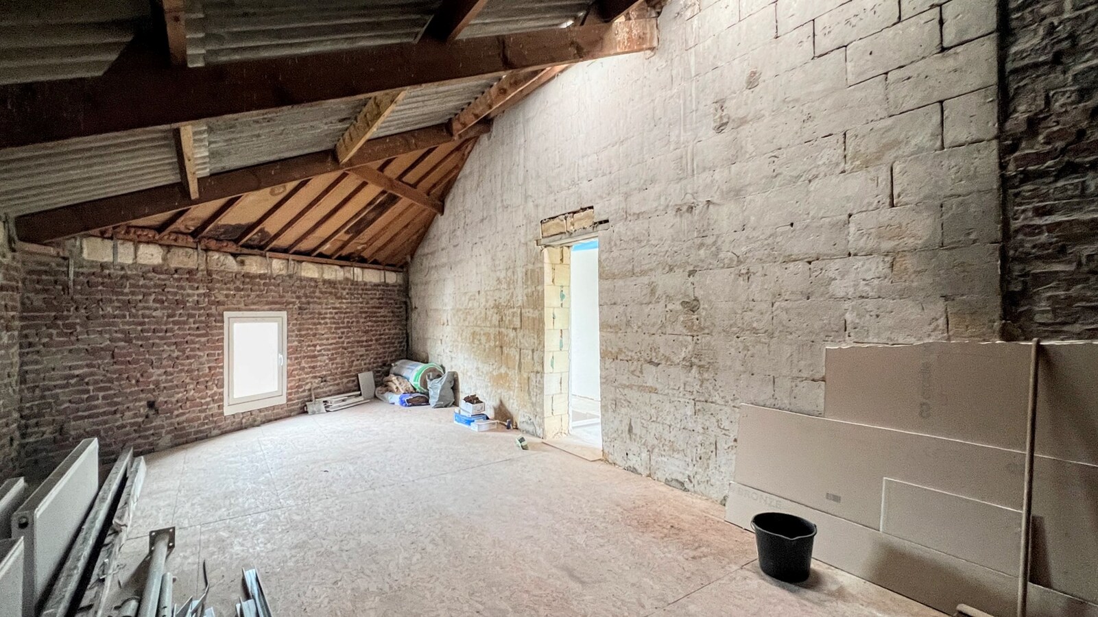 Deels gerenoveerde woning met zonnepanelen op perceel van 3168 m² 