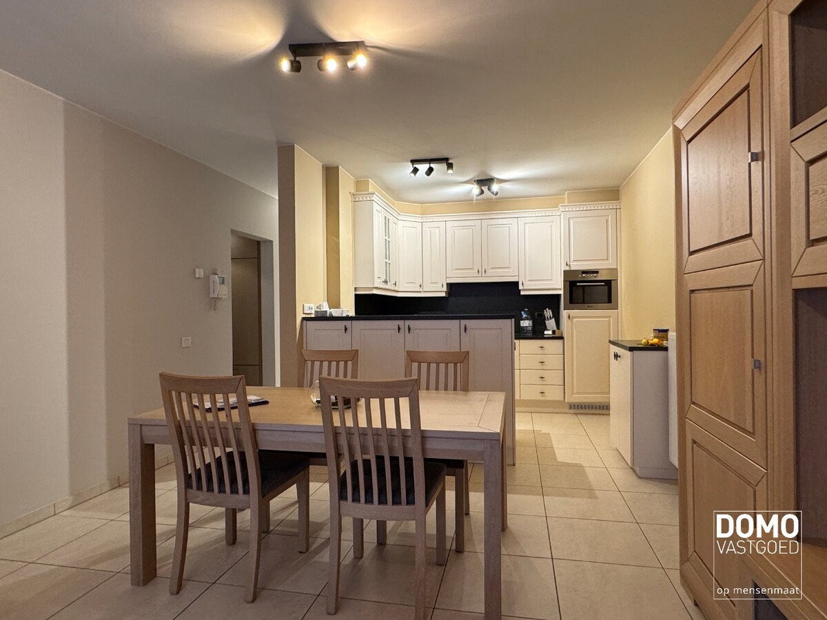 Ruim gemeubeld 2-slaapkamer appartement met terras op benedenverdieping in Halen 