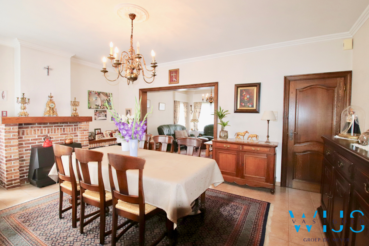 Stevige gezinswoning op SUPER locatie te Eeklo! 