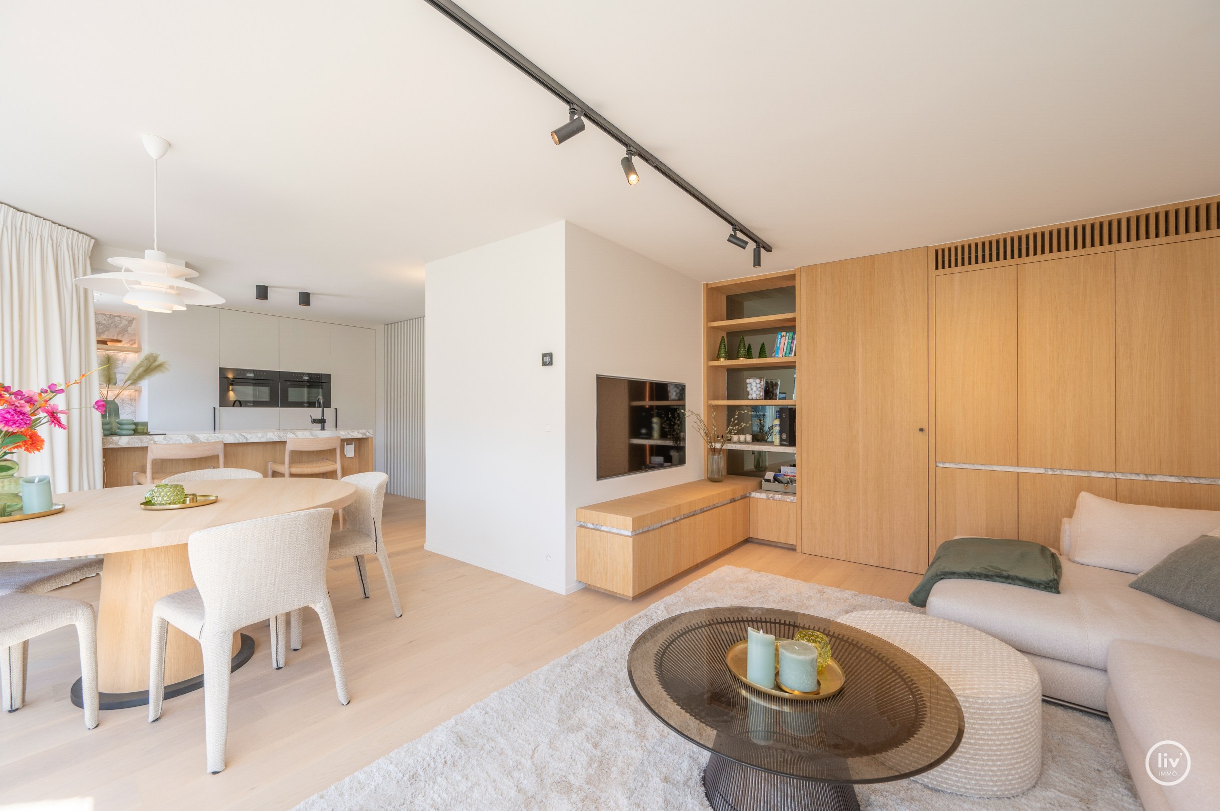 Parchtig afgewerkte penthouse met magnifieke terrassen van +/-40m2 en 3 ruime slaapkamers te Leopoldlaan gelegen. 