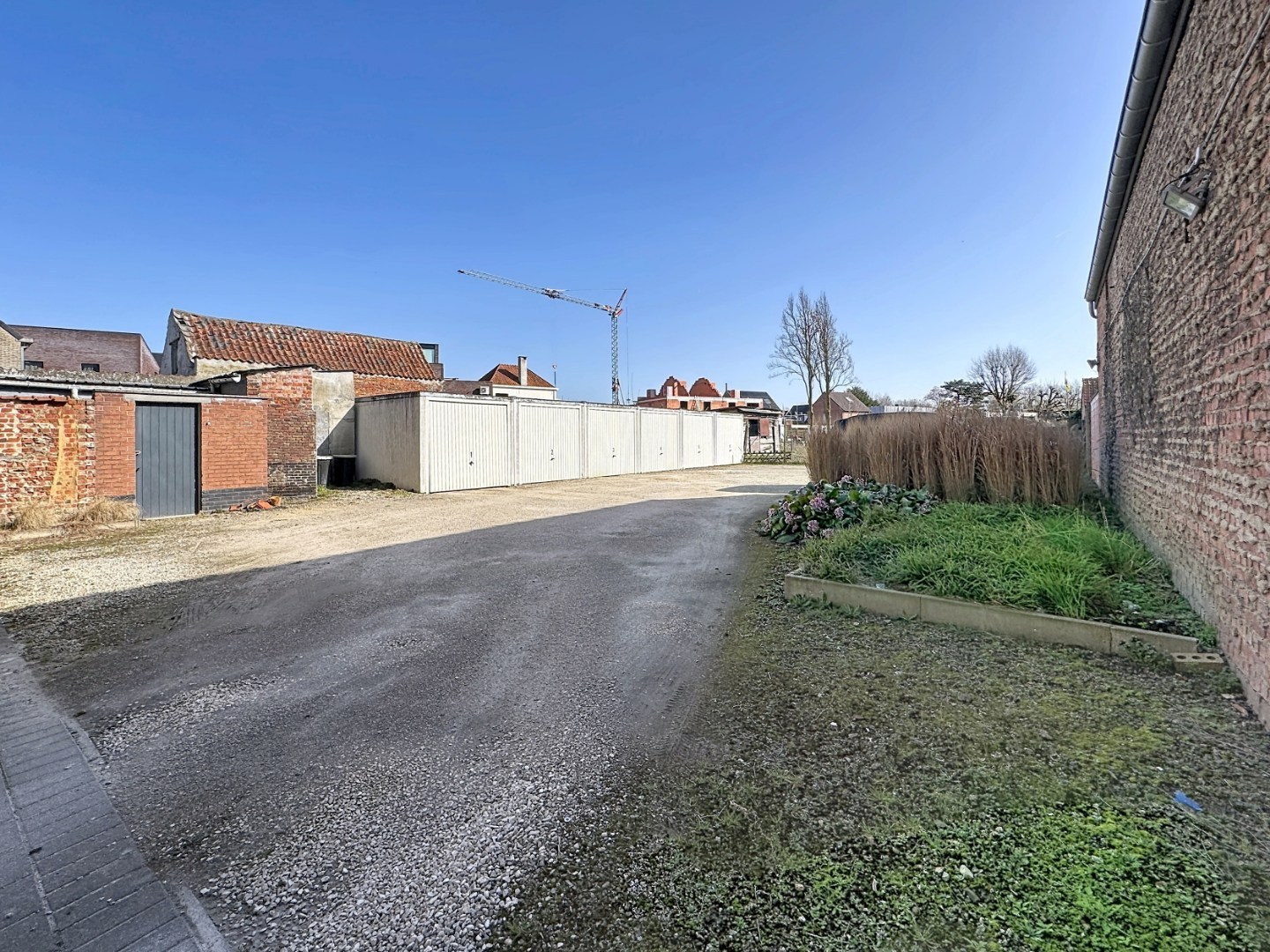 Handelspand/praktijkruimte gelegen in de dorpskern van Merendree 