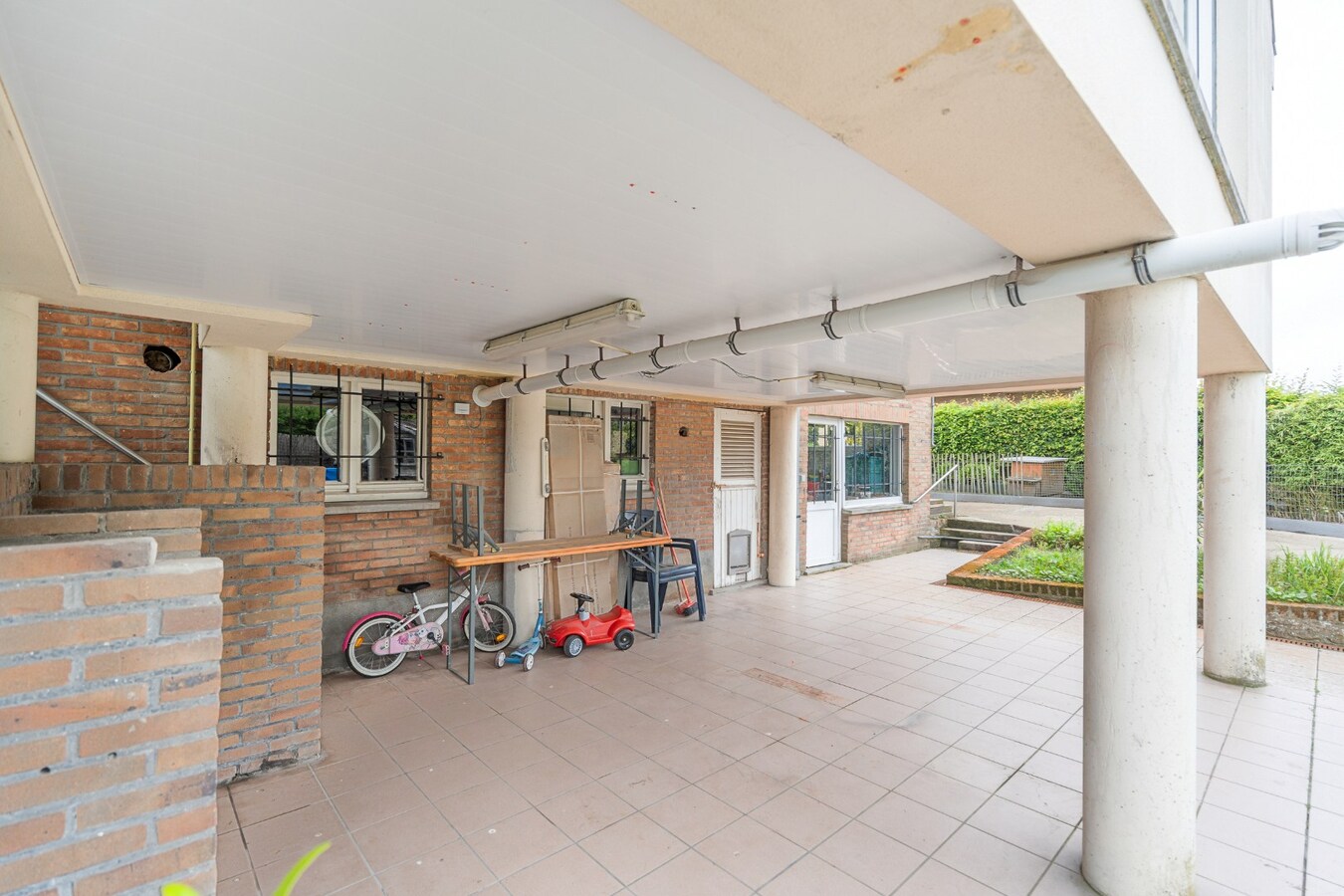 Alleenstaande woning met 3 slaapkamers en 2 garages te Koekelare 
